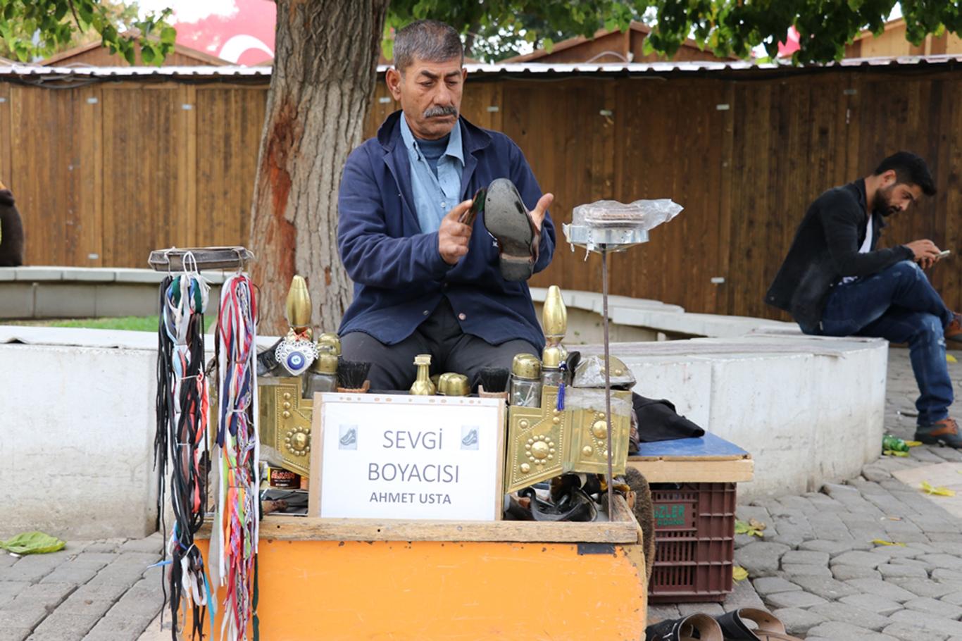 Tek geçim kaynağı 35 yıllık boya sandığı Tek geçim kaynağı 35 yıllık boya sandığı